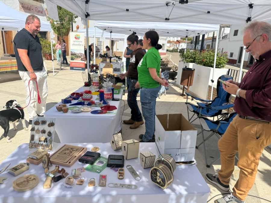 Ir a "Arroyomolinos de León se vuelca con la producción local y artesana de la Sierra de Huelva"